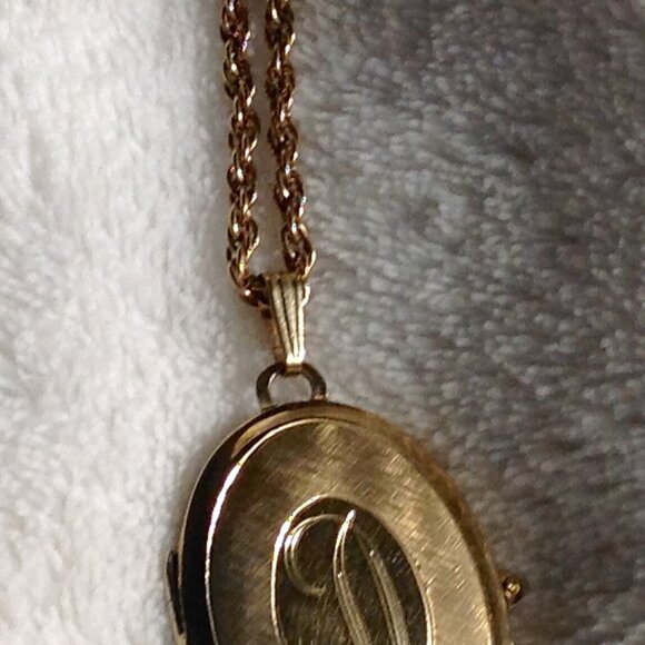 Rare Vintage Gold-Filled Engraved Initial D Pendant Locket w Photo Window - Picture 8 of 10